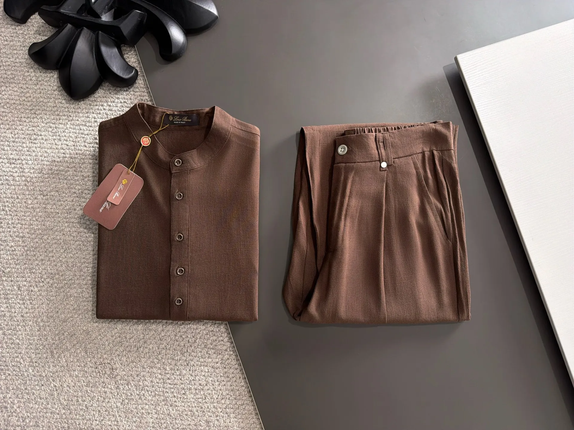 Next day shipment LP high quality Loro Piana 26ss autumn and winter New Arrival linen shirt set Made of one-on-one combed cotton yarn knitted linen fabrics, no pressure in and out of the counter Exclusive control of raw materials It feels substantial when weighed, and the upper body is more textured than ordinary T-shirts. This texture can cope with the weather easily and is suitable for both hot and cold! Loose fit design, looks noble. The only correct version is available Size: M to XXXL